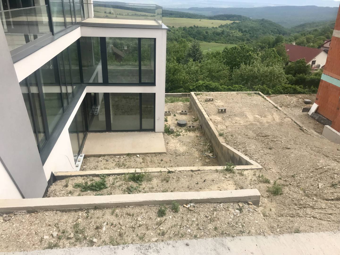 Moderná Záhrada vo svahu Realizácie záhrad - DreamGardens Košice